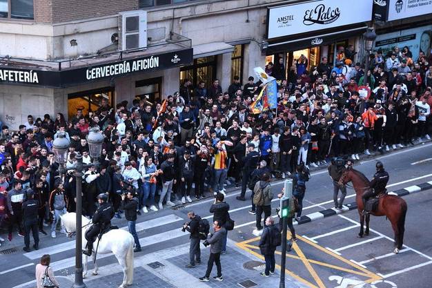 Spanish fans in Valencia. They were not admitted to the stadium, but gathered in tightly packed groups in front of it - despite the risk of infection.