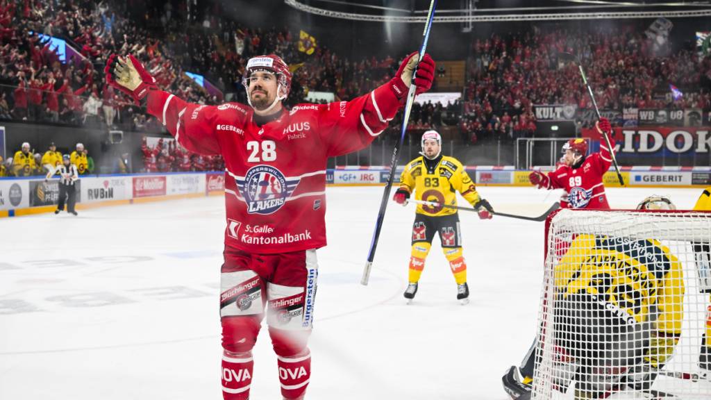 Yannick-Lennart Albrecht, Torschütze zum zwischenzeitlichen 3:0, lässt sich von den Lakers-Fans feiern