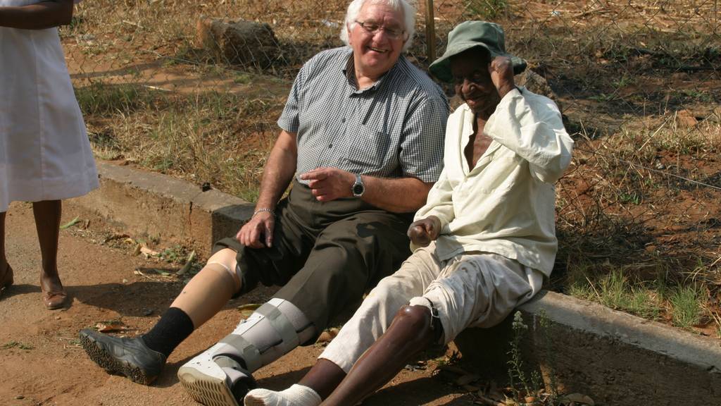 Dan Izzett mit einem Lepra-Betroffenen in Simbabwe