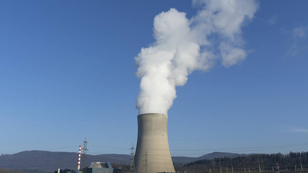 Dampf strömt aus dem Kühlturm des Kernkraftwerks Gösgen SO. (Archivbild)