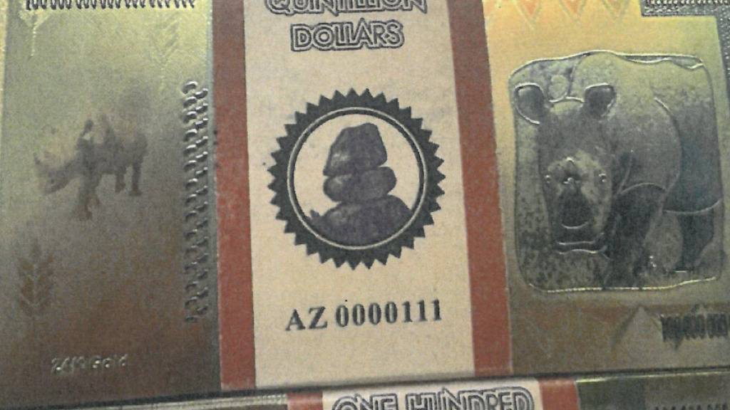 Die Banknoten bestehen aus Kunststoff und goldfarbenem Aluminium und entpuppten sich als Fälschung.
