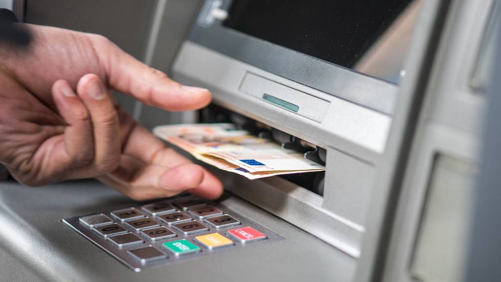Unbekannte wollen Geldautomat aufbrechen und scheitern