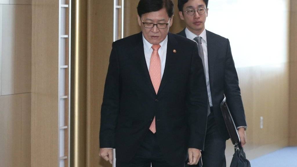 Südkoreas Gesundheitsminister auf dem Weg zur Regierungssitzung: Das Land  hat erstmals einen Fall von Zika-Virus gemeldet.