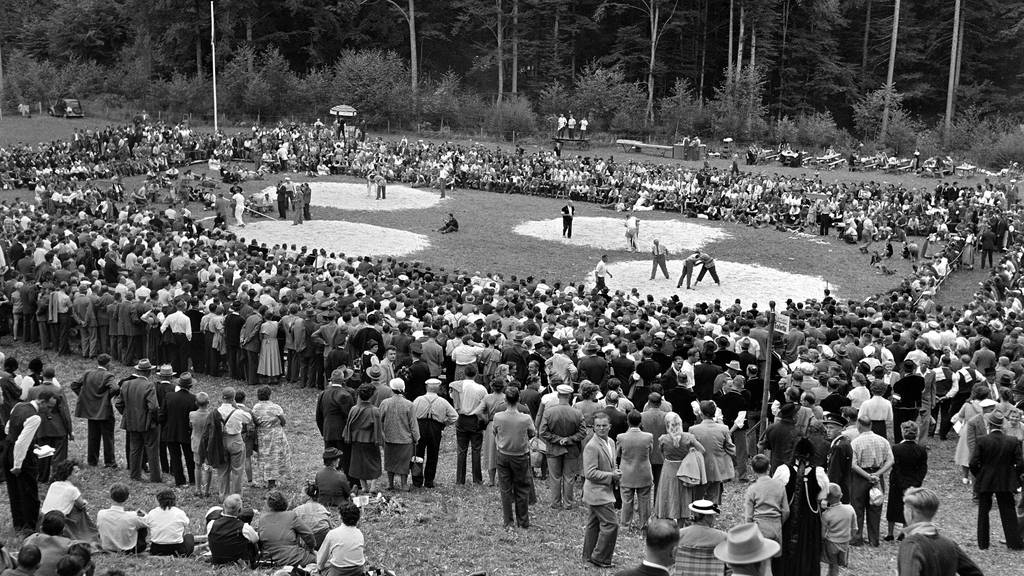 Das Trachten- und Alphirtenfests in Unspunnen bei Interlaken 1955.