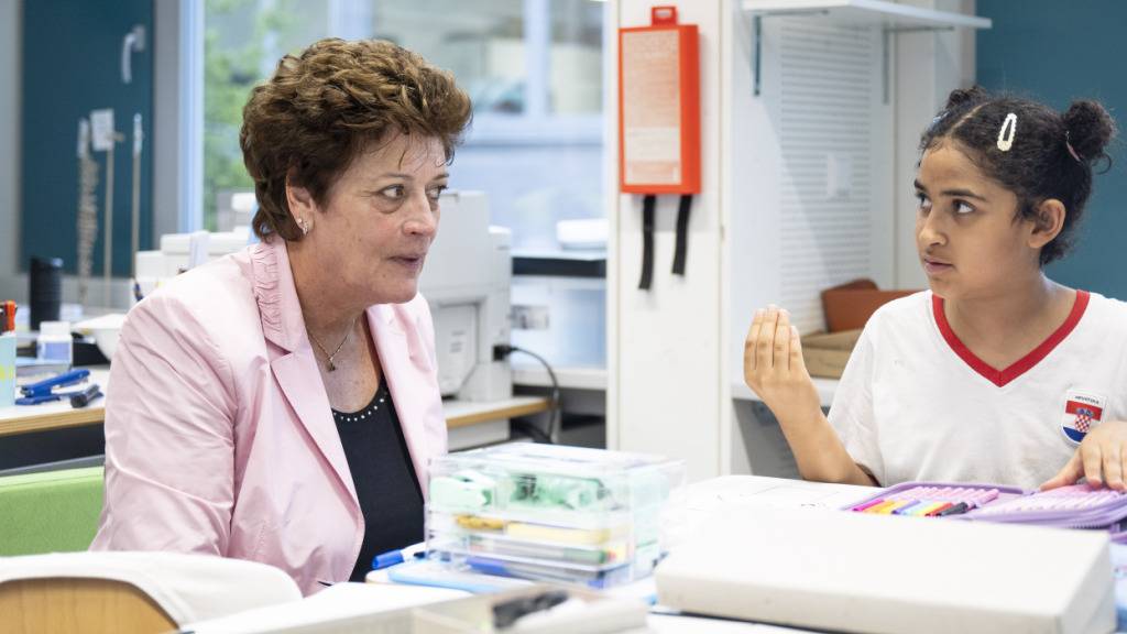 Bildungsdirektorin Silvia Steiner besuchte eine Lektion der vierten Klasse.