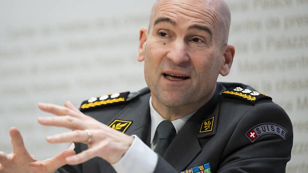 Armeechef Thomas Süssli informiert in Bern Medienvertreter über die Finanzlage der Armee. (Archivbild)