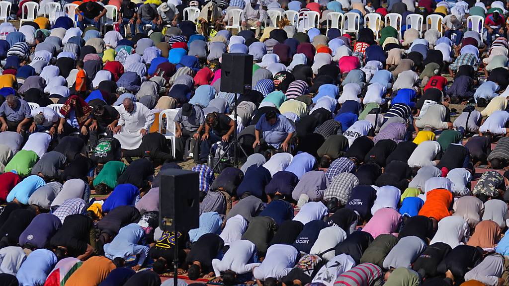 Tausende Menschen in der libanesischen Stadt Sidon sind zum einem Freitagsgebets in einem Fußballstadion zusammengekommen. Sie beten für die zivilen Opfer in Gaza. Foto: Bilal Hussein/AP/dpa