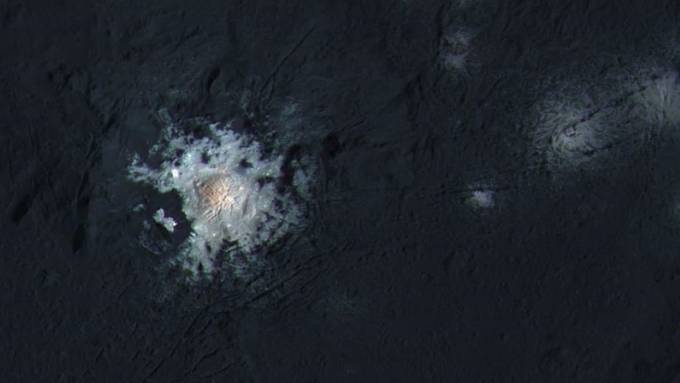 Nahaufnahmen von Zwergplanet Ceres' hellen Flecken veröffentlicht