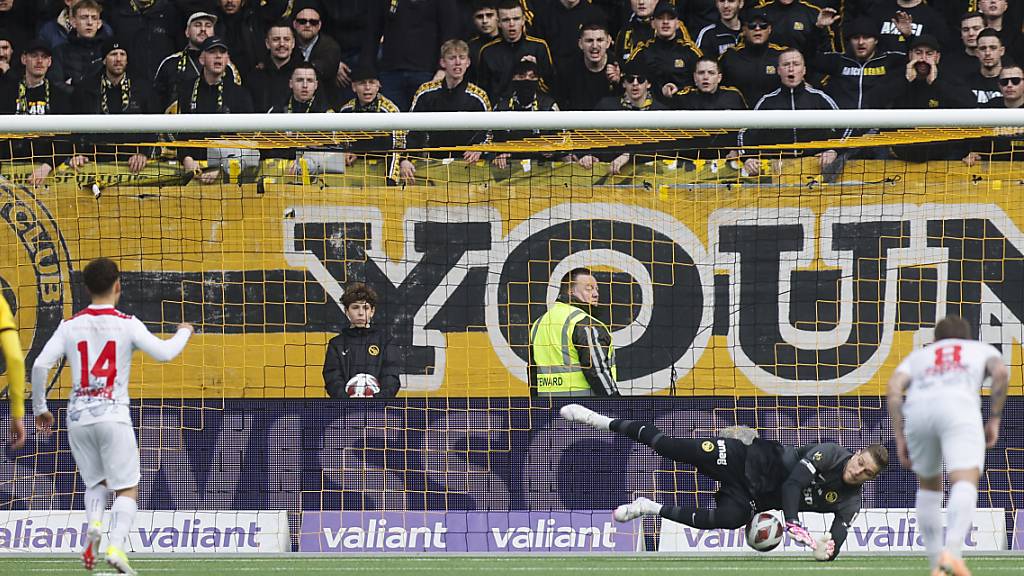 David von Ballmoos hält den Penalty von Ismaël Gharbi