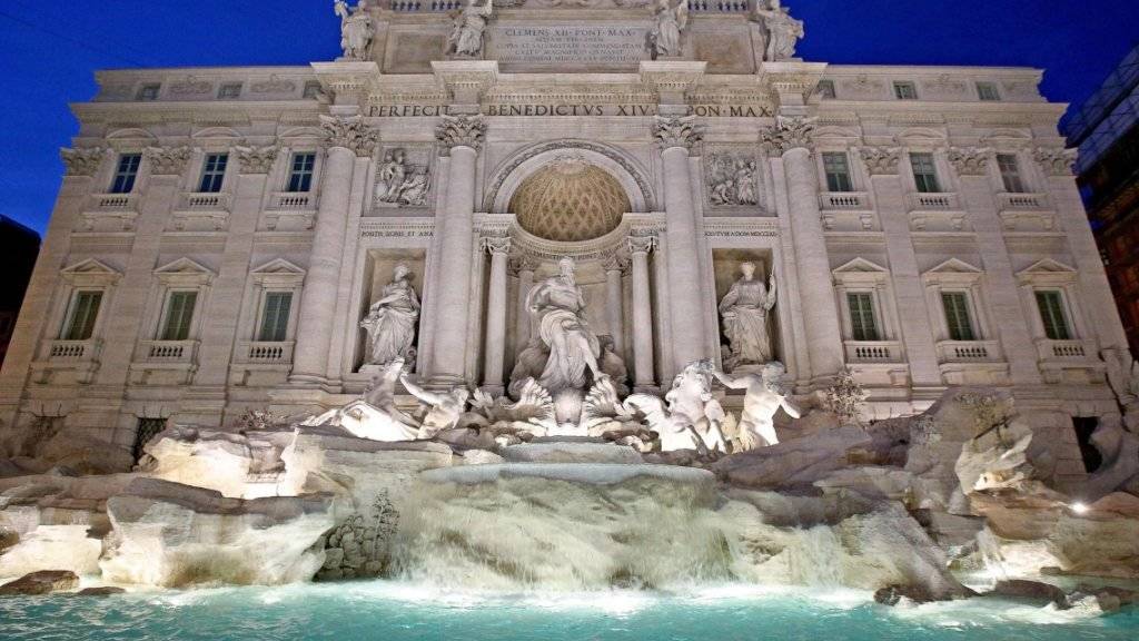 Streit um den besten Platz fürs Selfie: Blick auf den illuminierten Trevi-Brunnen in Rom.