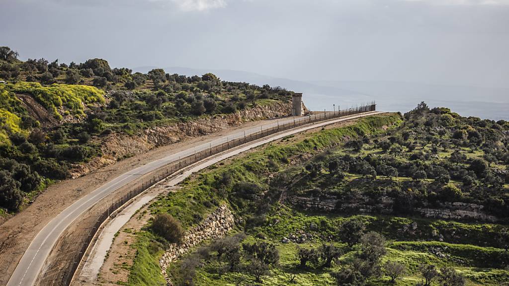 ARCHIV - Blick von der israelischen Stadt Umm al-Fahm auf den Sicherheitszaun, der Israel vom Westjordanland trennt. Foto: Ilia Yefimovich/dpa