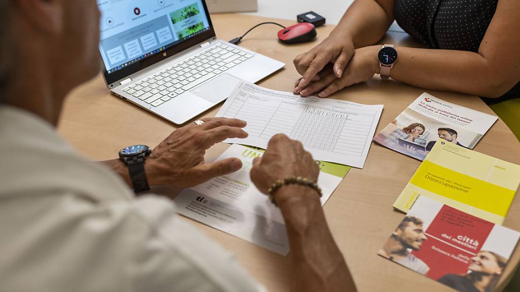 Beratungstermin im Regionalen Arbeitsvermittlungszentrum RAV: Die Arbeitslosenrate bleibt in der Schweiz niedrig. (Archivbild)
