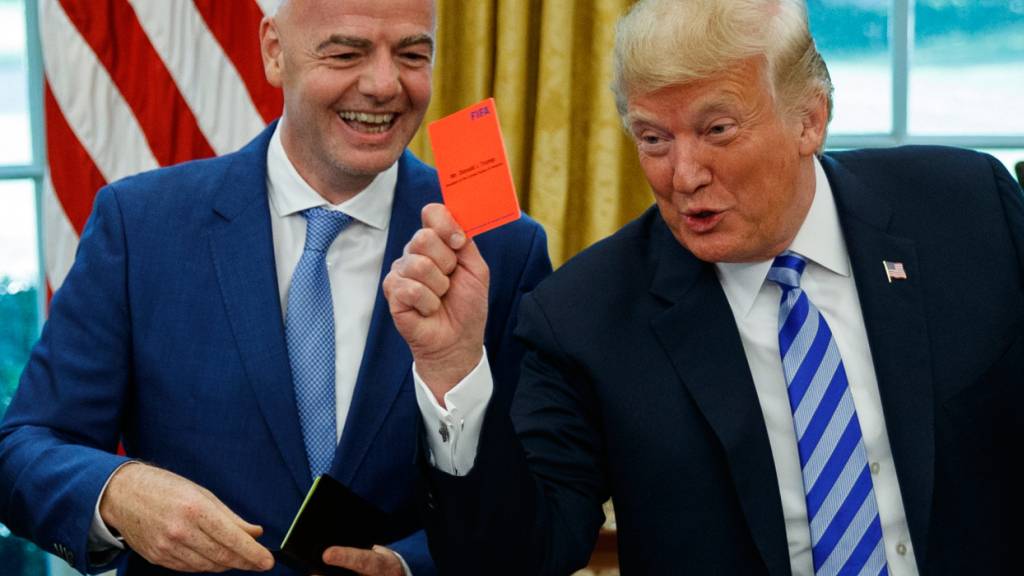 US-Präsident Donald Trump (rechts) hält im Beisein von FIFA-Präsident Gianni Infantino eine Rote Karte in der Hand