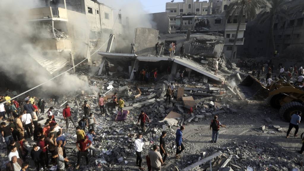 Palästinenser suchen nach Überlebenden nach einem israelischen Luftangriff im Ort Chan Junis im südlichen Gazastreifen. Foto: Mohammed Dahman/AP