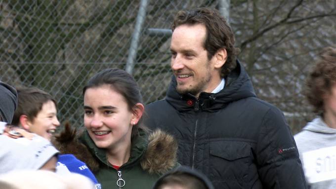 Nati-Trainer Patrick Fischer auf dem Pausenplatz