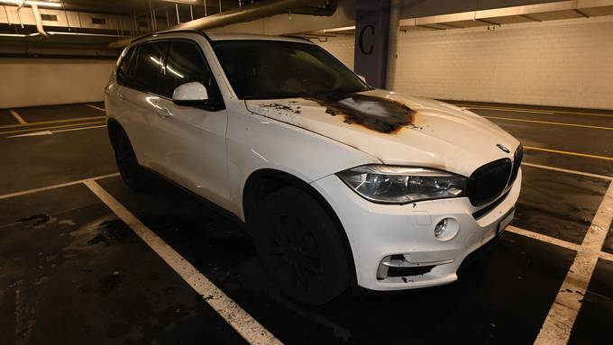 Auto fängt in Metalli-Tiefgarage an zu brennen