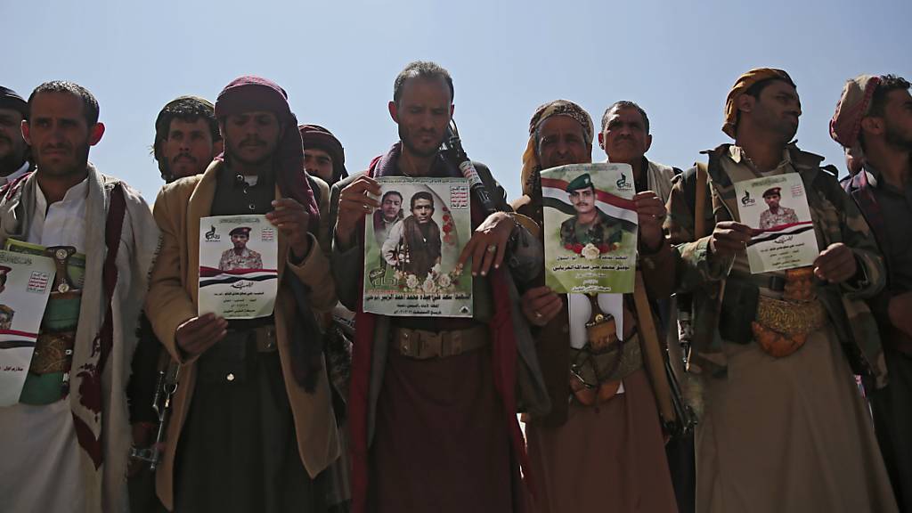 Huthi-Rebellen halten Plakate ihrer Verwandten während einer Trauerprozession für Huthis, die bei den jüngsten Kämpfen mit Kräften der von Saudi-Arabien unterstützten international anerkannten Regierung des Jemen getötet wurden.