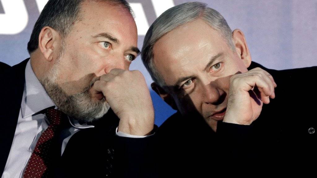 Premierminister Netanjahu (r.) und Lieberman waren bereits einmal Koalitionspartner. Eine Rückkehr Liebermans in die Regierung ist selbst innerhalb des Likuds umstritten.