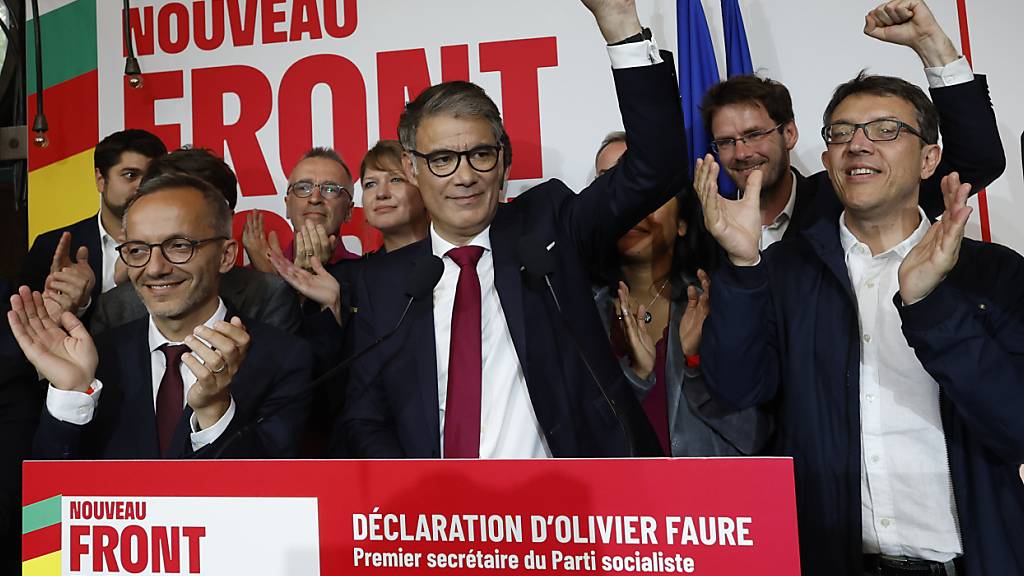 Frankreichs Sozialistenchef Olivier Faure ballt in der Wahlnacht-Zentrale der Partei in Paris die Faust. Foto: Aurelien Morissard/AP/dpa