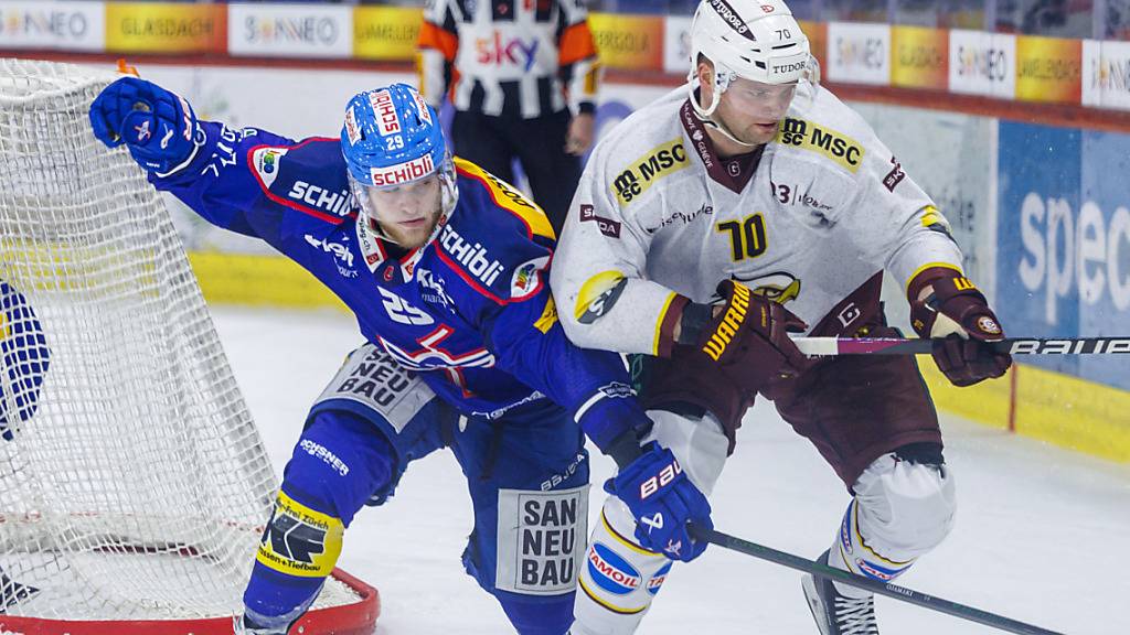 Servettes Teemu Hartikainen wird vom Klotener Niko Ojamäki bedrängt