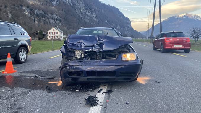 Autofahrer (69) rasselt in Wagen vor ihm – zwei Verletzte