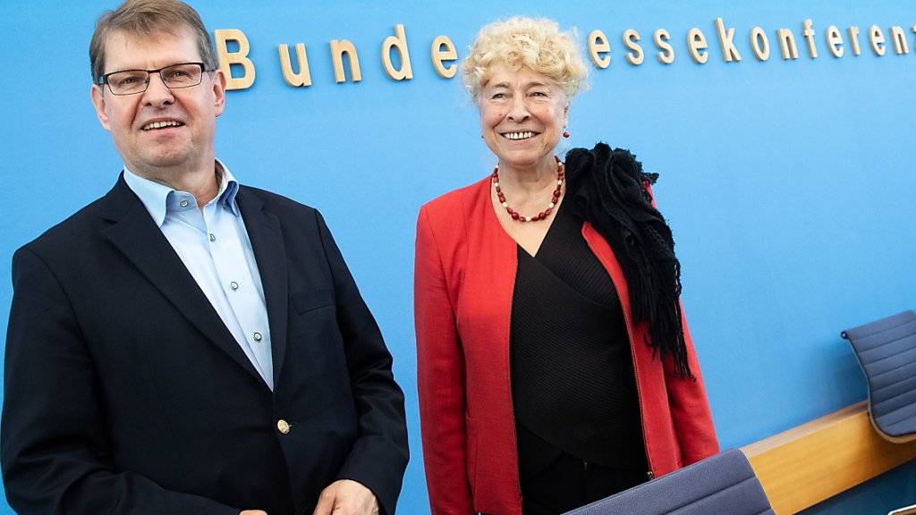 Gesine Schwan (rechts) und Ralf Stegner haben ihre gemeinsame Bewerbung für den Vorsitz der SPD am Freitag präsentiert.