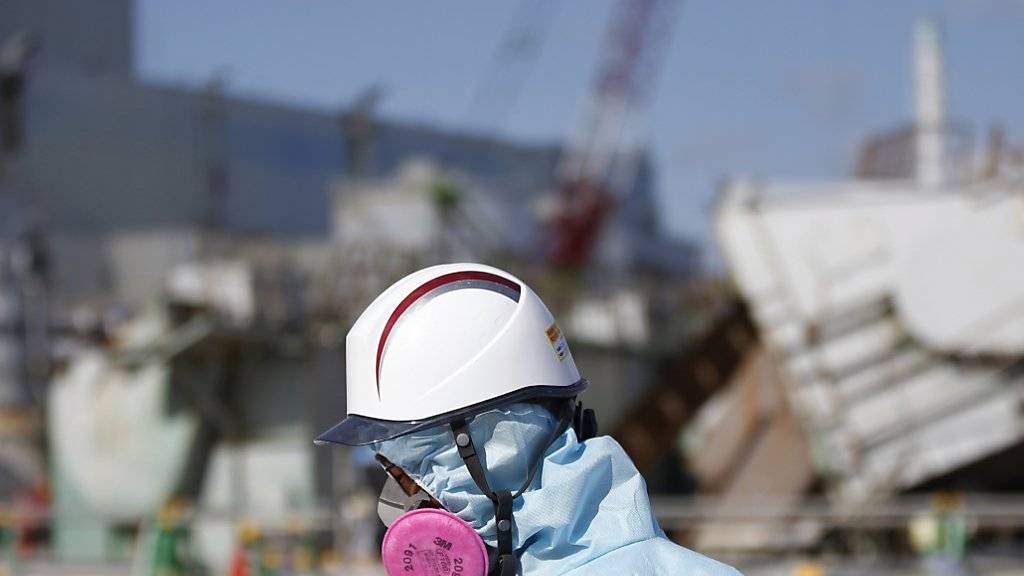 Ein Arbeiter in der Ruine des Atomkraftwerks Fukushima.