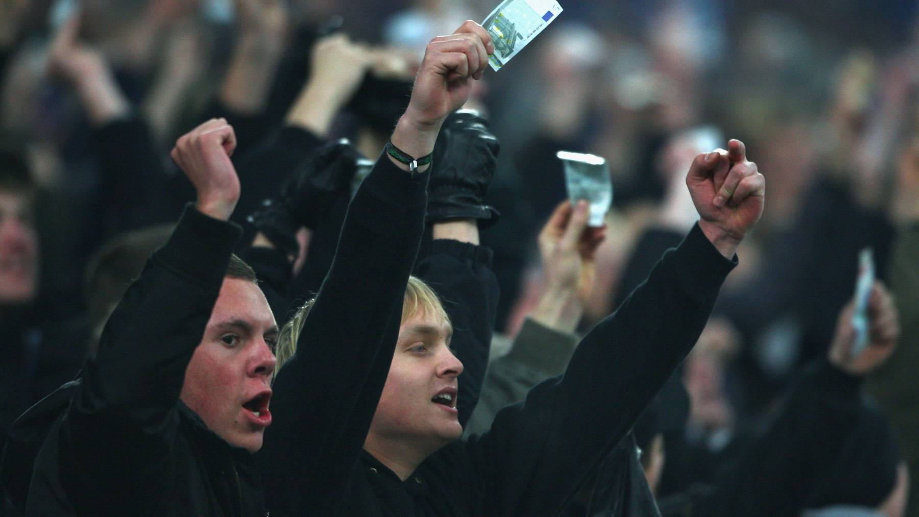 Nicht alle Fans freuen sich über die hohen Summen, die für die Spieler ausgegeben werden. Im Bild: Schalke-Fans demonstrieren 2008 im Uefa Cup gegen die «Bonzen» von Manchester United.