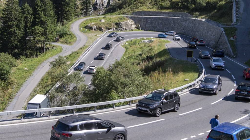 Der Strassenverkehr zieht durch die Schöllenenstrasse zwischen Göschenen und Andermatt UR. (Archivbild)