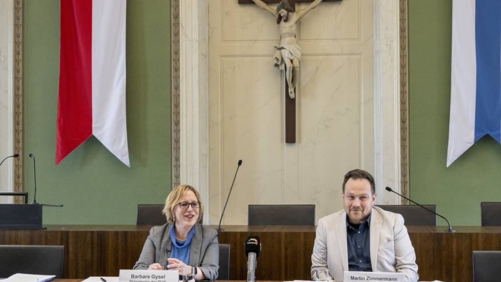Die Präsidentin der Zuger PUK, Barbara Gysel (SP), und Vizepräsident Martin Zimmermann (GLP), informierten am Mittwoch erstmals über die Arbeit der im Sommer 2025 eingesetzten Untersuchungskommission.