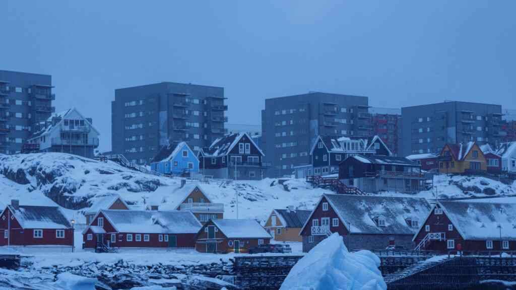 Eis schwimmt auf dem Meer vor der Küste von Nuuk. Foto: Evgeniy Maloletka/AP/dpa