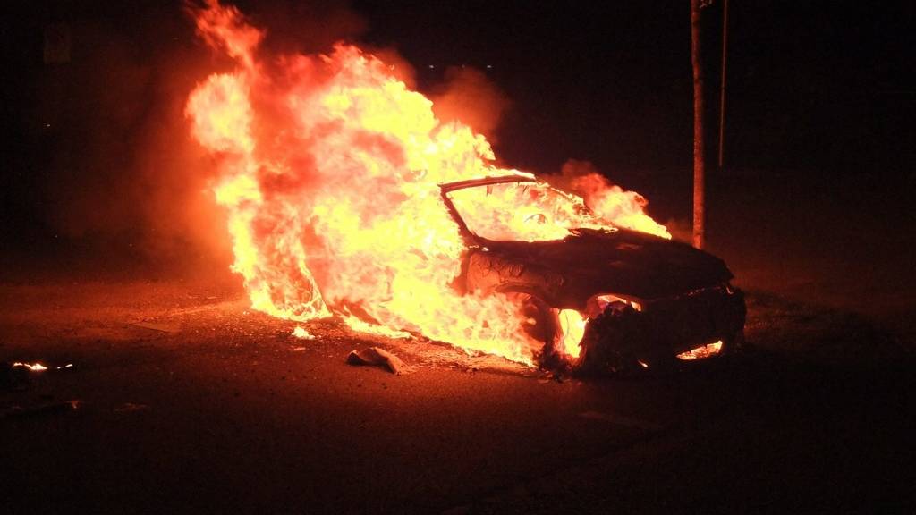 Betrunkener fährt in brennendem Auto – und merkt es nicht