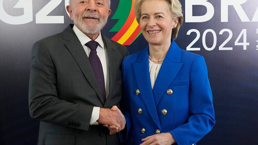 Brasiliens Präsident Luiz Inácio Lula da Silva begrüßt in Rio EU-Kommissionspräsidentin Ursula von der Leyen. Foto: Eraldo Peres/AP/dpa