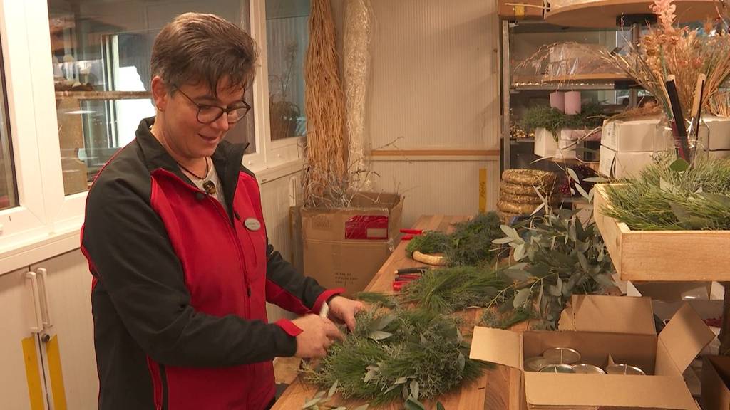 «Morgen räblets»: Blumenhof Honau macht sich für Ansturm auf Adventskränze bereit