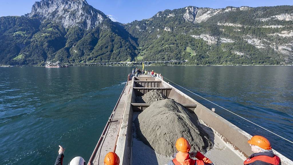 Der Kanton Uri renaturiert mit Ausbruchmaterial aus Tunnelbaustellen den Urnersee. (Archivaufnahme)