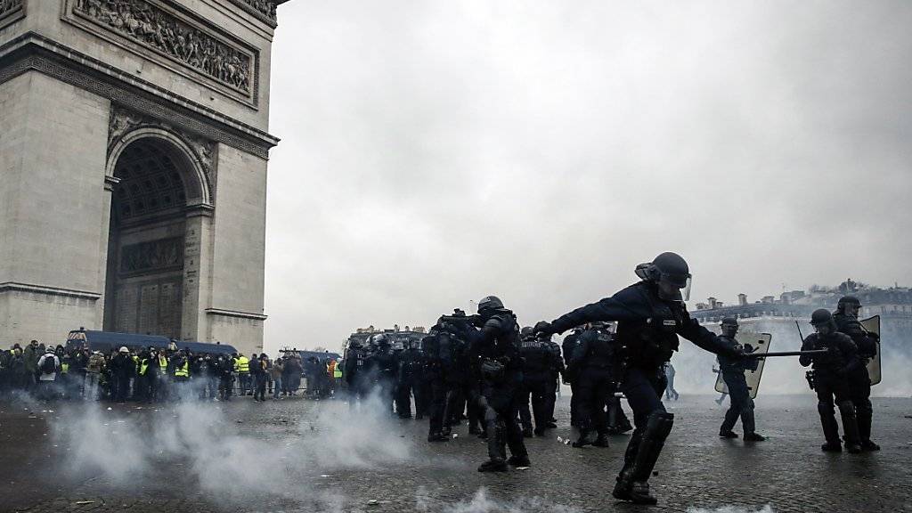 In Paris kam es am Samstagnachmittag zu Auseinandersetzungen zwischen Polizei und Demonstranten, wie hier am Arc de Triomphe.