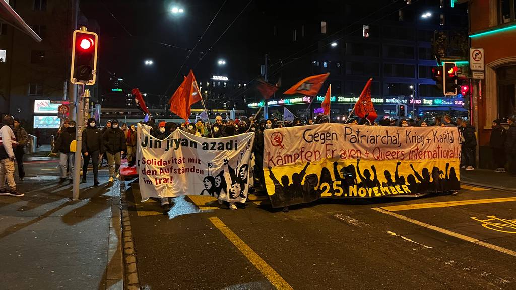 Für Frauen, gegen Patriarchat: Demonstrierende ziehen durch Zürcher Innenstadt