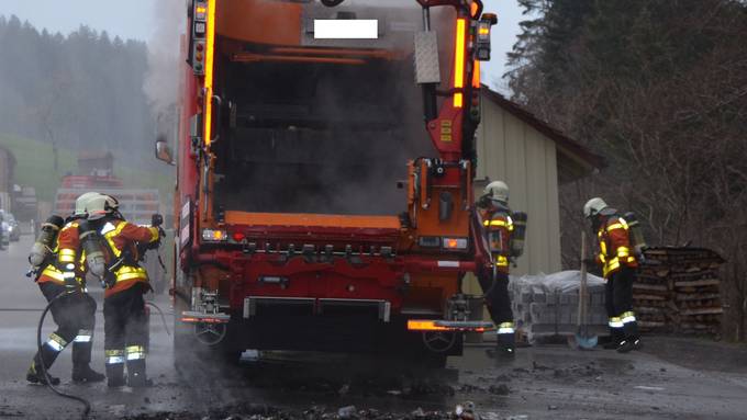 Kehricht während der Fahrt in Brand geraten