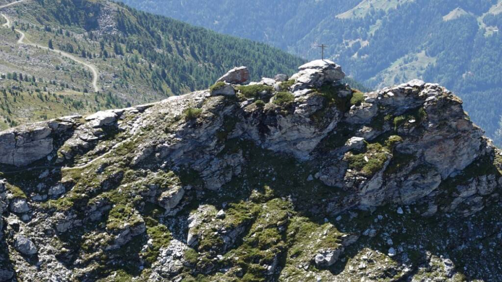 Die 77-jährige Frau rutschte auf einer Wanderung aus und stürzte in die Tiefe.