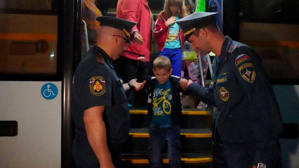 HANDOUT - Auf diesem Foto kommen Menschen, die vor den Kämpfen zwischen russischen und ukrainischen Streitkräften in der Region Kursk in Sicherheit gebracht wurden, in einer provisorischen Unterkunft in der Region Moskau an. Foto: Uncredited/Russian Emergency Ministry Press Service/AP/dpa - ACHTUNG: Nur zur redaktionellen Verwendung und nur mit vollständiger Nennung des vorstehenden Credits