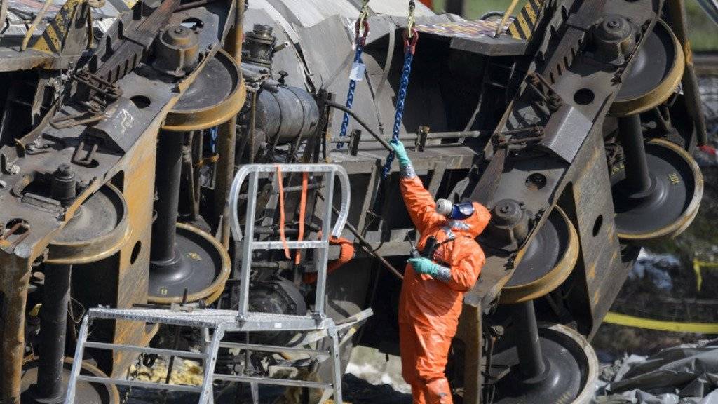 Beim Zugsunglück von Daillens VD im April 2015 liefen 25 Tonnen Schwefelsäure und drei Tonnen Natronlauge aus. (Archivbild)