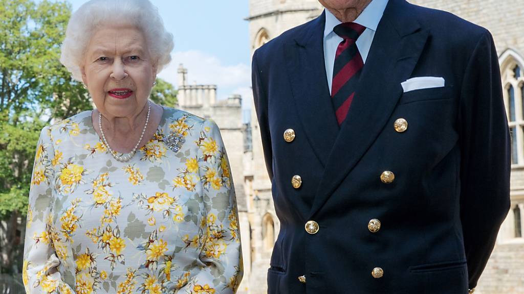 ARCHIV - Königin Elizabeth II. und Prinz Philip, Herzog von Edinburgh. Die Queen ist wieder auf Schloss Windsor zurückgekehrt - aber ohne Prinz Philip. ) Foto: Steve Parsons/PA Wire/dpa