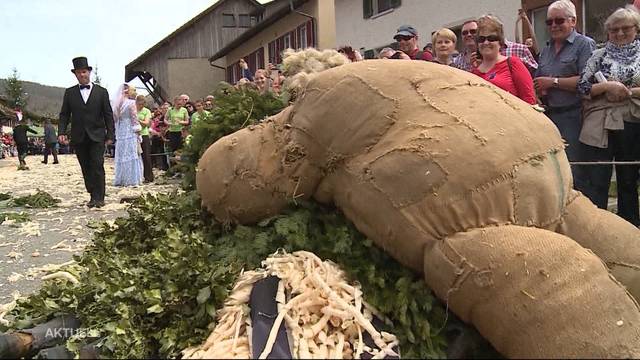 Schwitzen im Kostüm an der Effinger Eierleset