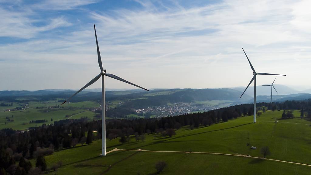 Windanlagen wie hier im Jura sollten generell nur mit 1000 Metern Abstand zu Wohngebieten erstellt werden, forderte die Zürcher SVP. Der Kantonsrat stellte sich am Montag gegen die Initiative. (Archivbild)