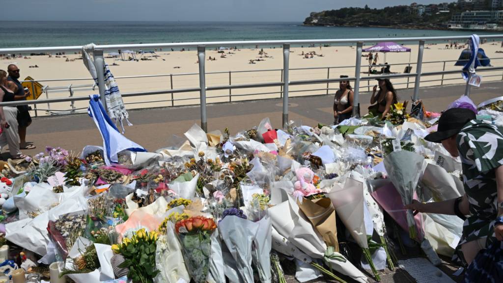 Blumen an der Strandpromenade von Bondi Beach. Foto: Dean Lewins/AAP/dpa