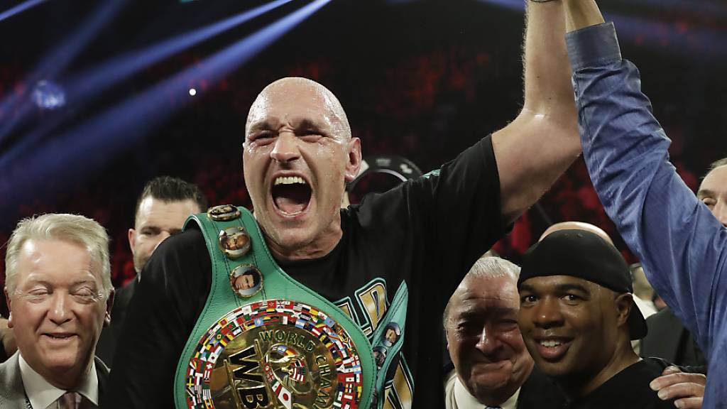 Tyson Fury (Bildmitte) will 2021 zweimal gegen Anthony Joshua boxen