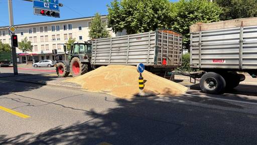 Lastwagen verliert mehrere Tonnen Weizen in der Stadt Winterthur