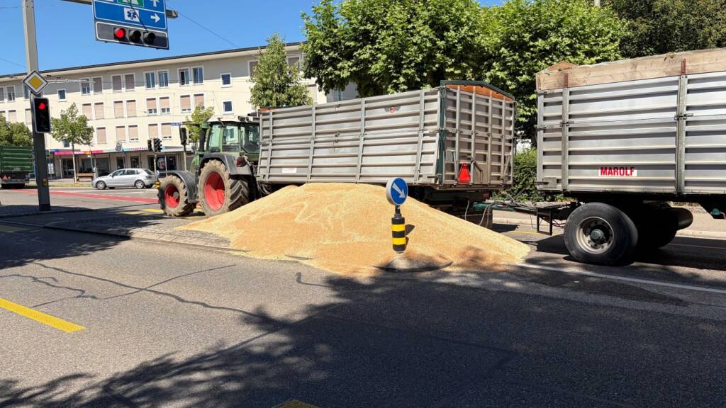 Wegen mehrerer Tonnen Weizen auf der Fahrbahn musste die Stadtpolizei Winterthur die Schaffhauserstrasse sperren.