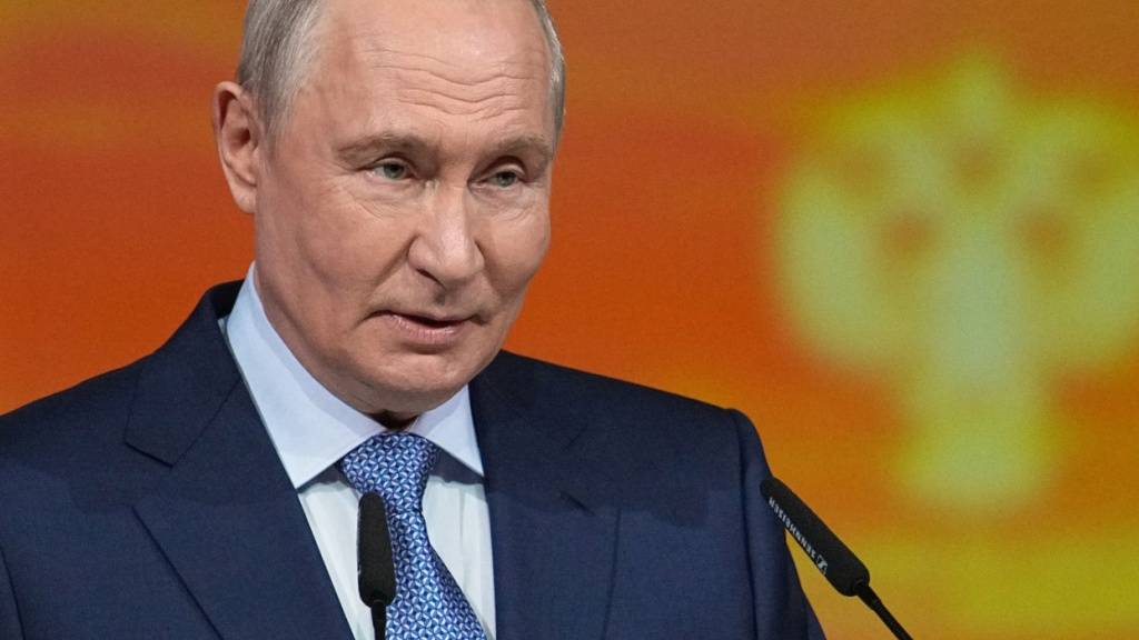 Der russische Präsident Wladimir Putin spricht auf einem internationalen Kulturforum. Foto: Dmitri Lovetsky/AP/dpa