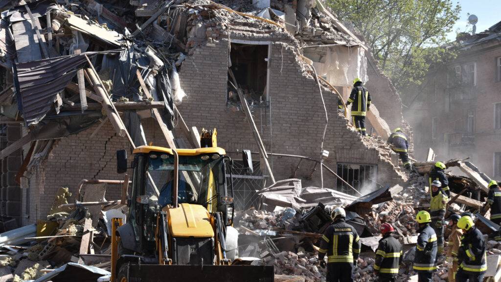 Rettungskräfte räumen die Trümmer eines durch einen russischen Angriff zerstörten Wohnhauses in Dnipro weg. Foto: Mykola Synelnykov/AP/dpa